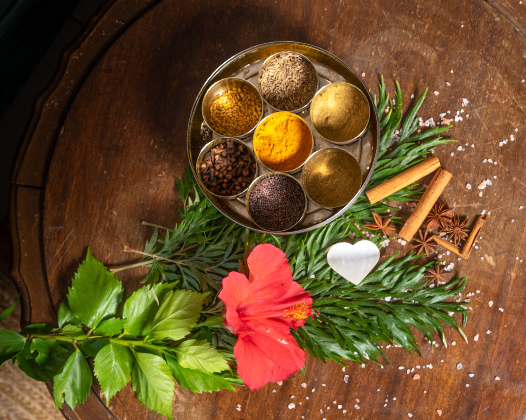 Caixa de especiarias ayurvédicas com curcuma e canela