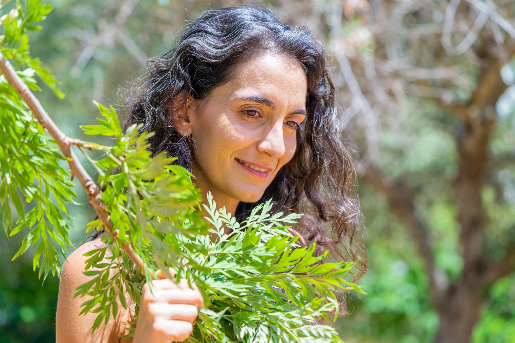 Veena Balkrishna entre plantas num jardim