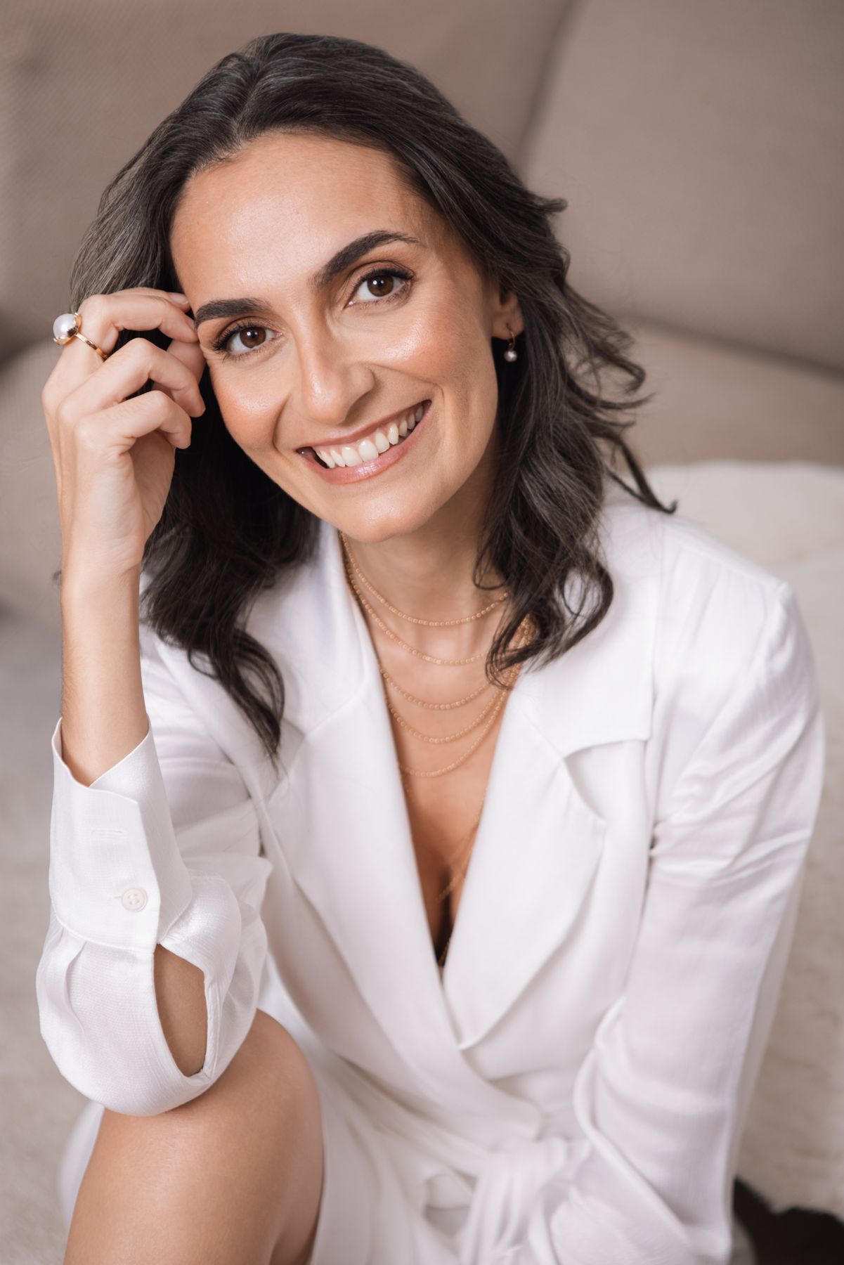 Veena Balkrishna, Médica Ayurvédica, a sorrir de blazer branco